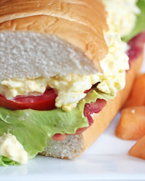 https://www.5dollardinners.com/wp-content/uploads/2011/05/egg-salad-BLT-2-300x375.jpg